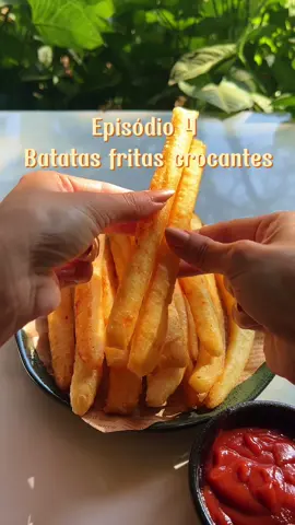 Episódio 4:Batatas fritas crocantes Descrubra 100 formas incríveis de saborear batatas! Nós vamos do crispy ao cremoso nessa nova série semanal aqui do meu canal Ingredientes 500g de batata 100g de amido de milho 1 colher de sobremesa de sal Tempero a seu gosto 1 colher de páprica defumada 1 colher de alho em pó 1 colher de orégano Comece cortando e cozinhando as batatas em água fervendo até ficarem bem macias, escorra toda a água e amasse bem, para essa receita dar certo o purê precisa ficar BEM liso, se necessário passe em uma peneira para garantir isso. Entre com o amido de milho aos poucos, assim fica mais fácil de ser incorporado na massa, sove bem, ela precisa ficar na consistência do vídeo. Isso vai garantir que ela não fique quebradiça depois. Coloque em um saco e abra a massa por todo o comprimento dele. DICA: não deixe a massa ficar muito fina, ela precisa ser um pouco grossa para não rachar depois, a altura precisa ser uniforme, parece bobo, mas isso ajuda muito no resultado final Ele ao congelador por 30 mim ou até ficar mais duro, não deixe congelar. Corte o saco e vire ele sobre uma tábua para retirar o outro lado do saquinho sem danificar a massa Corte com uma faca, leve para fritar em óleo já quente até ficar dourado. Para o forno e Air fryer : pincele azeite em todos os lados da batata e leve a 200° pré aquecido, por 30 mim, vire no meio desse tempo para dourar os dois lados, esse tempo pode variar conforme marca em potência do seu aparelho. Quando estiverem quentes retire o excesso de óleo e tempere rapidamente. #batata #batatafrita #batatarustica #vegan #potato       