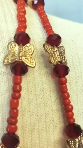 Fio de Contas de Iansã – 1 Fio com Miçangas e Borboletas Douradas Fio de contas artesanal em homenagem a Iansã (Oyá), orixá dos ventos, tempestades e transformações. Produzido com cordonê resistente, cristais e miçangas importadas, este fio traz leveza e brilho únicos. O diferencial está nos mini pingentes de borboletas douradas, que simbolizam a liberdade, a renovação e a força transformadora de Iansã. Com 1 volta, é ideal para uso pessoal e também para rituais e oferendas, unindo tradição, espiritualidade e beleza. Confeccionado com muito axé, qualidade e significado em cada detalhe. #ateliefiosdecontas #fiodecontas #umbanda #umbanda #candomblé #axé #iansa 