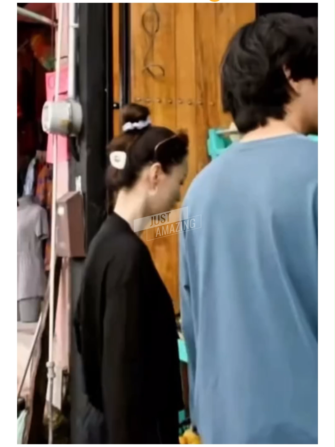 Taehyung se luce hablando español en el mercado y enamora a todos 💜 😍🛒 #amazingfulltv #TaehyungHablandoEspañol #VDeBTS #TaehyungEnElMercado #BTSenLatinoamérica #KpopDivertido  #BTSenEspañol