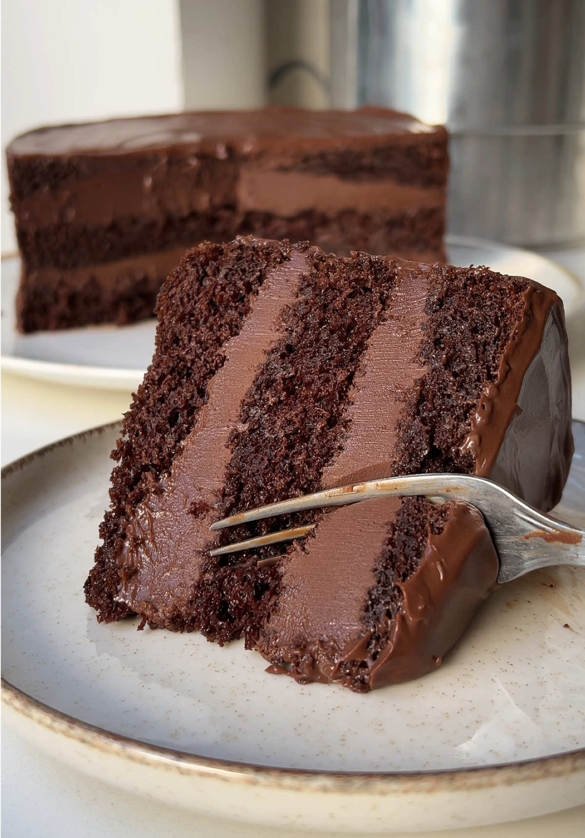 BOLO DE CHOCOLATE DA MATILDA 🍫 Ingredientes: 5 ovos  250g de açúcar  60g de cacau em pó  180g de farinha de trigo 240g de leite + 10g de vinagre pra talhar  15g de fermento 3g de bicarbonato  Calda para molhar: 250g de água 100g de açúcar 20g de cacau em pó  Recheio e cobertura: 750g de chocolate meio amargo 520g de creme de leite 50g de manteiga  #receitas #receitasfaceis #receitasimples 