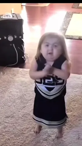 menina dançando com a própria música que inventou  . . . .#meninadancando #dancando #foryou #meme #videoengracado 