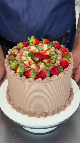 🎂 Bora decorar um bolo comigo? Hoje é aniversário do Rafael e ele me pediu um bolo que, sinceramente, foi um dos mais gostosos que já fiz! 😍 Fiz uma massa chiffon super leve, com mousse de chocolate belga, coberto com chantilly de chocolate e muuuitos morangos frescos da @bancadasfrutas_ 🍓🍫 Gente, esse bolo ficou surreal de bom! 👨🏾‍🍳🎉 #BoloDeAniversário #MousseDeChocolate #BoloComMorangos #ChantillyDeChocolate #CheffPatrickSantos #BoloDecorado #ChocolateBelga