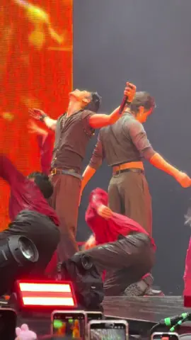 obsessed is an understatement 😍 #skz #straykids #dominate_paris 