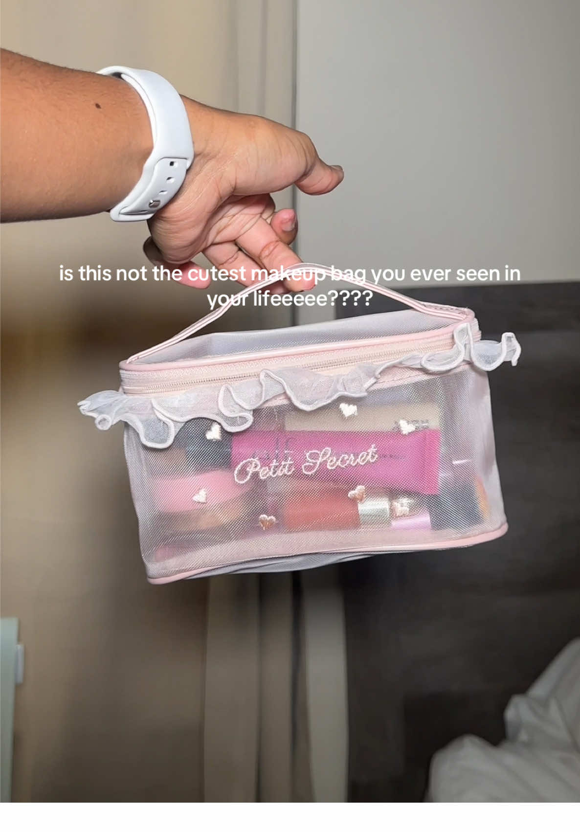 She’s so cute dainty & girlala💘💘💘 #fy #makeupbag #petitsecret 