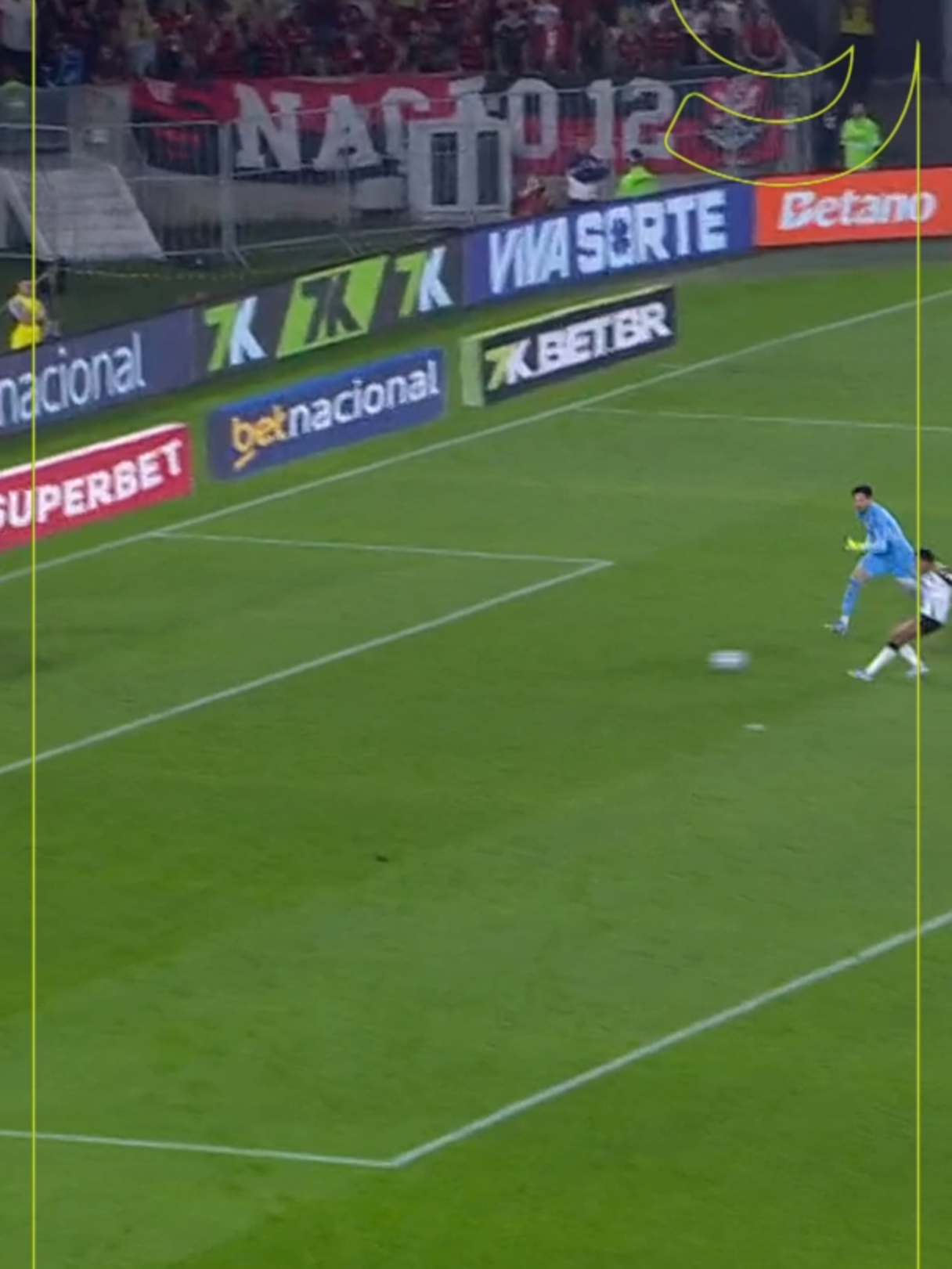 Defesa do Flamengo se atrapalha, Rony rouba a bola e chuta para o gol aberto, mas Varela consegue evitar em cima da linha. #Flamengo #Atletico #Futebol #Brasileirão