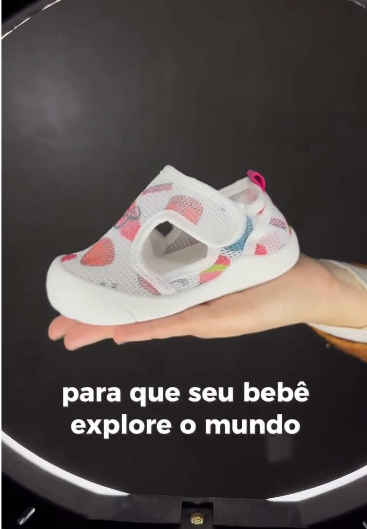 👣 Pensada nos primeiros passos do seu bebê, a sandália respirável antiderrapante da Brincarzi é a escolha ideal para garantir conforto e estabilidade para os nossos pequenos. Respirável: Mantém os pezinhos frescos e secos o dia todo. Antiderrapante: Solado especial que previne escorregões e dá mais segurança. Leve e Confortável: Perfeita para acompanhar os primeiros passos e descobertas do seu bebê. Proporcione também ao seu pequeno um caminhar mais seguro e confortável! 🛒 E você também tem cupom de desconto: CECILIA10 🎟️ Corre na bio da loja @brincarzi e aproveite! 🩷