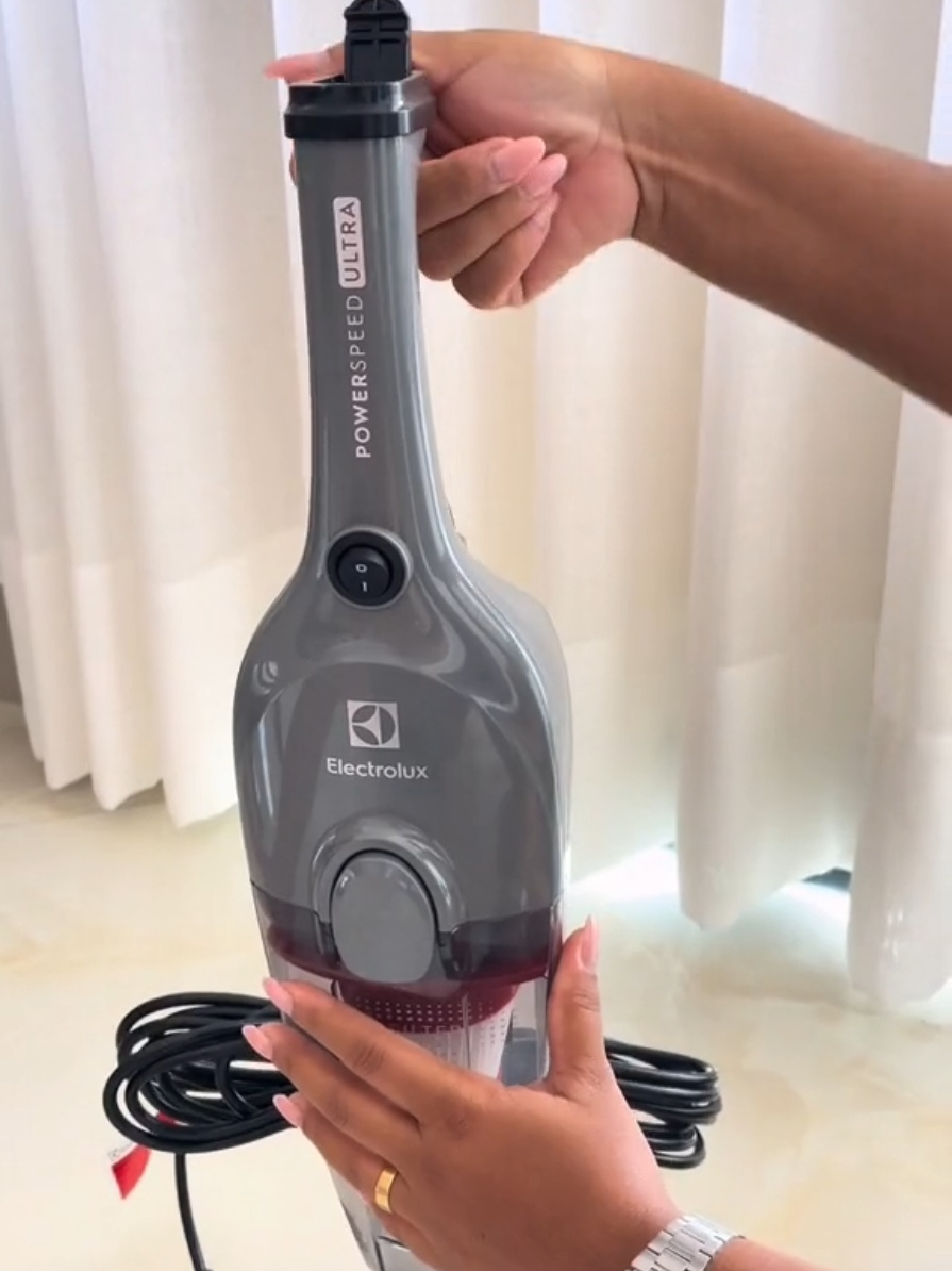 Aspiradora 2 en 1 marca electrolux, con potente motor de 1450W de potencia utilizada como aspiradora vertical o como aspiradora dem mano #aspiradora #electrolux