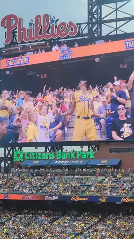 my favorite part from today's Savannah Bananas game #savannahbananas #gritty #phillies #philly #bananaball 