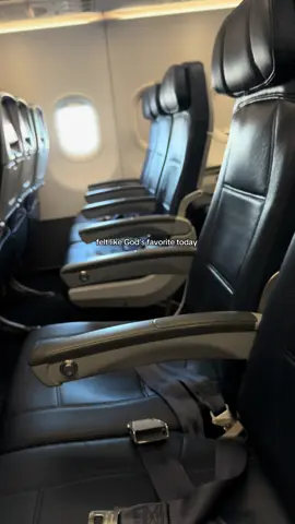 Having the whole row to yourself >  #travel #traveltok #airplane #deltaairlines #delta #traveling 