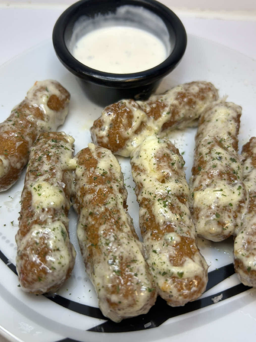 🧄 Garlic Parm Mozzarella Sticks 🧀 An easy, delicious appetizer with an irresistible cheese pull. 🙌🏻  Not much effort went into these because they are just frozen @wegmans brand mozzarella sticks tossed into the doctored up garlic parm sauce I made for my wings weeks ago. Served with a ride of ranch because you always need a dipping sauce! 💯  . . #mozzarellasticks #mozzarella #mozzarellacheese #friedmozzarella #mozz #fried #friedfood #friedfoods #appetizer #appetizers #apps #snack #snacks #garlicparmesan #garlicparm #garlicparmesanmozzarellasticks  #garlic #parmesan #cheesepull #cheesepulling #cheese #cheesy #philly #phillyphilly #phillyfood #phillyfoodie 