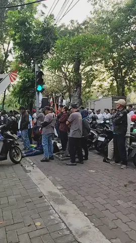 Lantunan sholawat nabi bergema di halaman PN Surabaya dimana hidup mati pakerin di putuskan siang ini senin tgl 28 juli 2025 lewat sidang PKPU nomor 26#tiktoklive #livehighlights #pakerin #fypシ゚ 