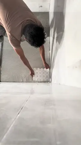 Instalación de floring Tile en shower pan es un trabajo con detalles desde que se inició hasta la terminación de su construcción con una base y su desnivel hacia el drenaje la aplicación del glue fue con la llana de un cuarto y este es un tips que te puede servir para hacerlo #construccion #tips #trabajo
