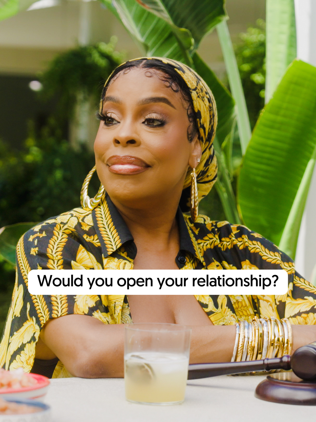 Would you agree to open your relationship in this scenario? Meanwhile, someone put @niecynash_'s sayings on T-shirts already 😂 #houseguest #niecynash #niecynashbetts #allsfair