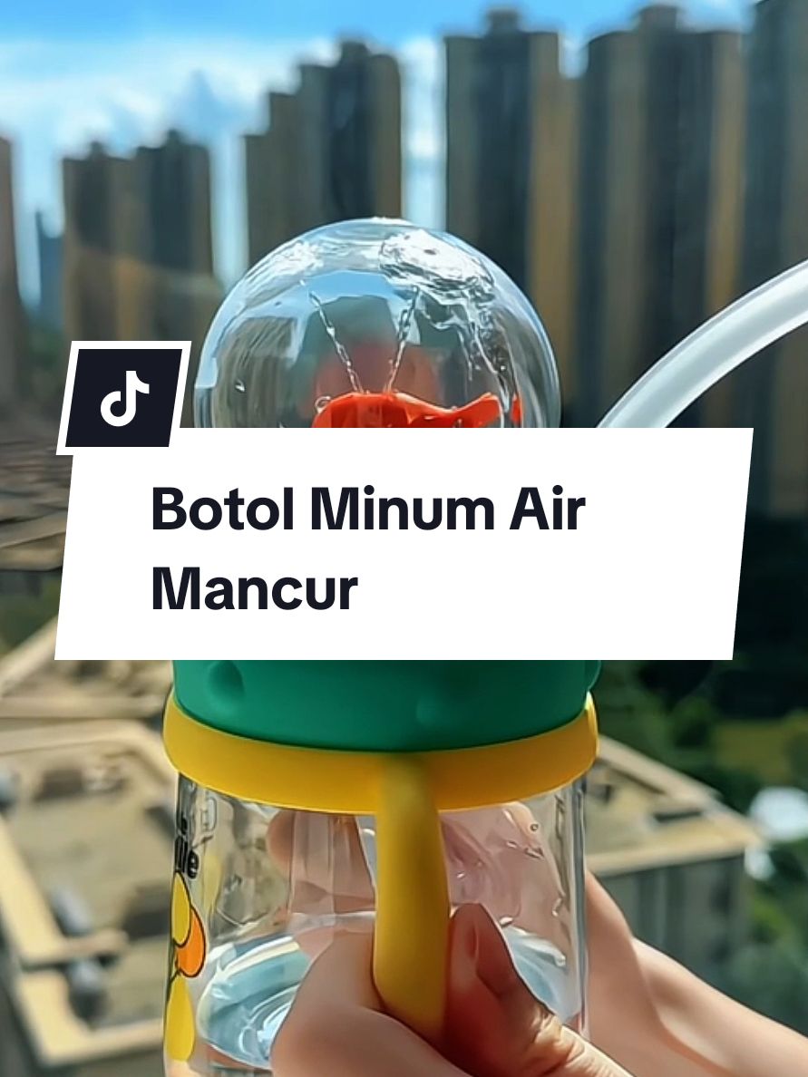 Ada paus kecil di dalam botol yang akan menyemprotkan air saat si kecil minum. #botolminumanak #botolminumairmancur #rekomendasibotolminum 