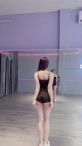 Nhạc cuốn quá trời .. bài của cô vẫn là 1 cái gì đó rất cuốn😍😍… dc:@PhamQuyen11  #Meodance 