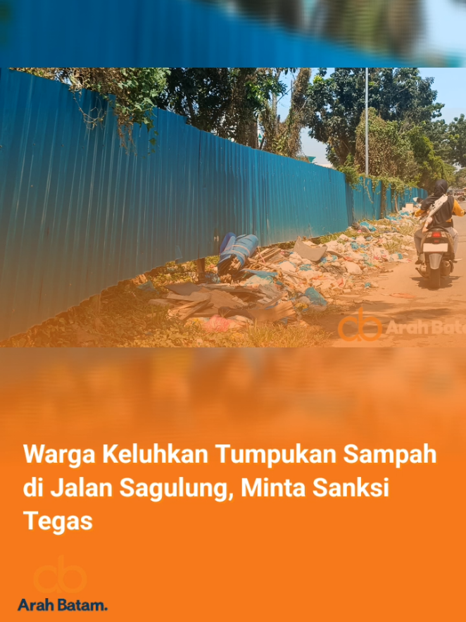 🚯 Tumpukan sampah rumah tangga kembali jadi sorotan di Jalan Sagulung, depan Perumahan Parisa. Warga kesal karena bau menyengat dan rawan banjir saat hujan. Meski sudah dibersihkan berkali-kali, kebiasaan buruk buang sampah sembarangan tetap terjadi! 👉 Warga minta Dinas Kebersihan tak hanya bersih-bersih, tapi juga beri sanksi tegas biar ada efek jera. Yuk jaga lingkungan bareng-bareng! 🌿✨ #arahbatam  #beritabatam  #sampah #sagulung  #kebersihanlingkungan  #batamhariini #kebersihan #lingkungan #fyp 