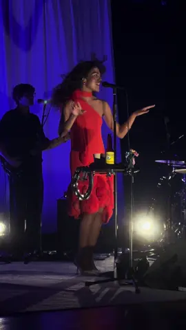 It’s Olivia Dean’s world and we’re just living in it #oliviadean #dive #chicago #concert #fypシ @Olivia Dean 