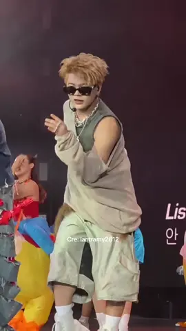 Quang Anh ơi kéo áo lên thứ em cần là nụ cười và giọng hát của anhhhh#RHYDER #ATSHCONCERTLASVEGAS #DGHOSE 