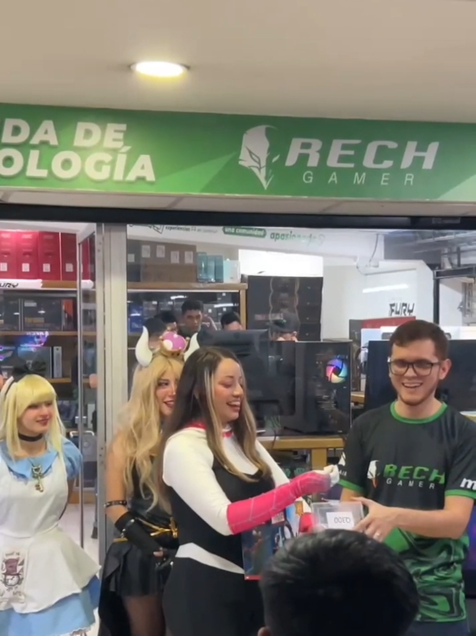 Otra experiencia única junto a Rech Gamer, llena de mucha emoción por su 4to aniversario 💚✨️ @Tio Rech  #gamers #guatemala #aniversario 