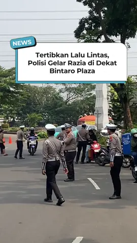 Senin pagi, 28 Juli 2025, razia lalu lintas digelar di sekitar kawasan Bintaro Plaza.  Dalam razia tersebut, sejumlah pengendara terjaring karena berbagai pelanggaran, mulai dari tidak memakai helm hingga kedapatan pajak kendaraan bermotor yang sudah mati. Menariknya, bagi pengendara yang pajaknya mati, petugas menyediakan layanan pembayaran langsung di lokasi razia. - #tangsellife #bintaro 