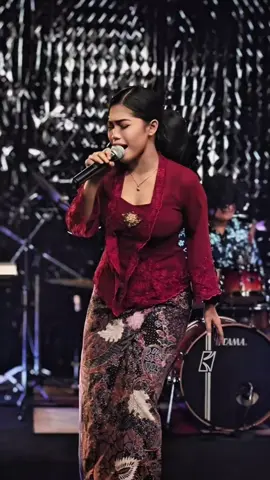 Lagu balas dari si isteri… kenapa pinggan boleh terbang? Amira Syahira sampaikan luahan hati yang selama ni dipendam. Lawak, pedih, tapi jujur. Bila cinta diuji… kadang dapur pun jadi saksi. 🥹🍽 🎧 Dengarkan “Sebab Pinggan Mangkuk Ku Terbang” – lagu semua isteri yang dah lama bersabar.