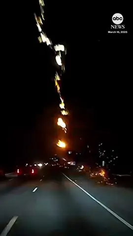 Terrifying lightning strikes destroy a U.S. city. The last video will blow your mind.⚡️😳#USNew #BreakingNewUSA #CrazyWeather #lightningstrike #stormfootage #viralUSA #tiktok #realEvents