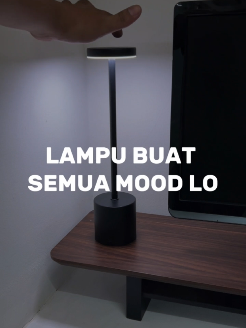 Nih lampu bisa ganti warna sesuai mood lo! #lampu  #lampungtiktok  #lampuled #work #worklife 