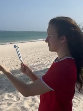 🌀 Die Kraft der Frequenz – spürbar in jeder Zelle Willkommen bei LEYNA – deiner Quelle für ganzheitliche Heilung & bewusste Selbstfürsorge. In unserem allerersten Beitrag zeigen wir dir, was passiert, wenn Klang auf Körper trifft: Die 128 Hz Frequenz aktiviert deine natürlichen Selbstheilungskräfte, lindert Schmerzen und bringt dich zurück ins innere Gleichgewicht. 🎥 In diesem Video spürst du den ersten Impuls – den Beginn einer Reise zu dir selbst. Ganz ohne Worte. Nur Schwingung, Wirkung, Heilung. ✨ Atme tief ein. Lass los. Spüre, wie Klang dich trägt. 👉 https://leyna.store/products/heal-frequency . . . . . #leyna #128hz #klangtherapie #heilfrequenz #selbstheilung #stimmgabel #healfrequency #energiearbeit #stressreduktion #achtsamkeit #soundhealing #frequenztherapie