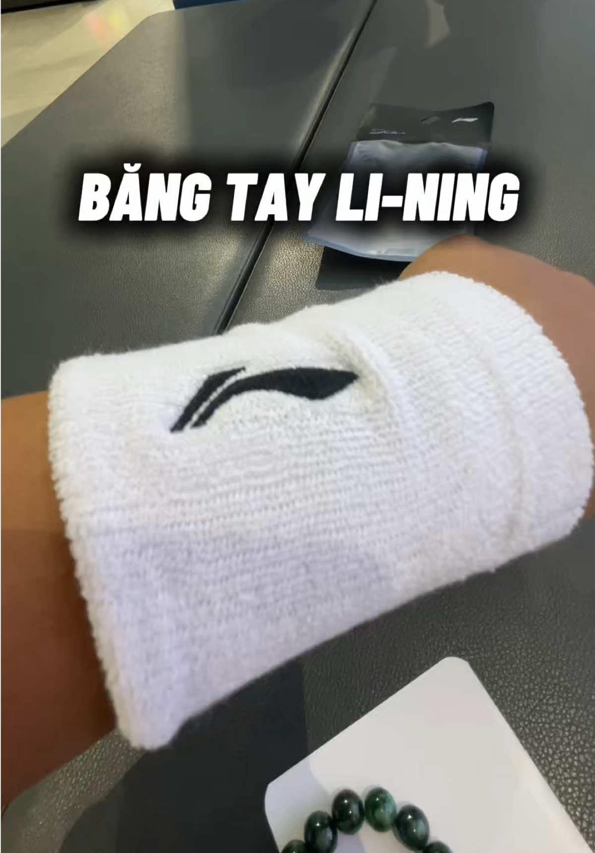 “Đánh cầu 1 trận là ướt sũng tay? 😩 Gắn ngay băng tay Li-Ning – siêu thấm mồ hôi, ôm tay chắc chắn, không lo tuột vợt 💪 Giá hạt dẻ, dùng 1 lần là ghiền 🔥” Giá chỉ 65k 🔥🔥🔥 #BangTayCauLong #LiNingAHWR010 #PhuKienTheThao #CauLongVietNam #GiayDepCauLong #BadmintonGear #TikTokReview #DoTheThaoNam #GiayTheThaoNu #BăngTayThấmMồHôi #LiNingVietnam #TikTokMadeMeBuyIt #phukiencaulong #congnucuoi 