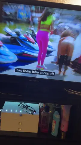 I’m watching “Kings court” The camera zooms in right on her butt and the music gets intense when she pulls her pants down 😂😂😂 #kingscourt 