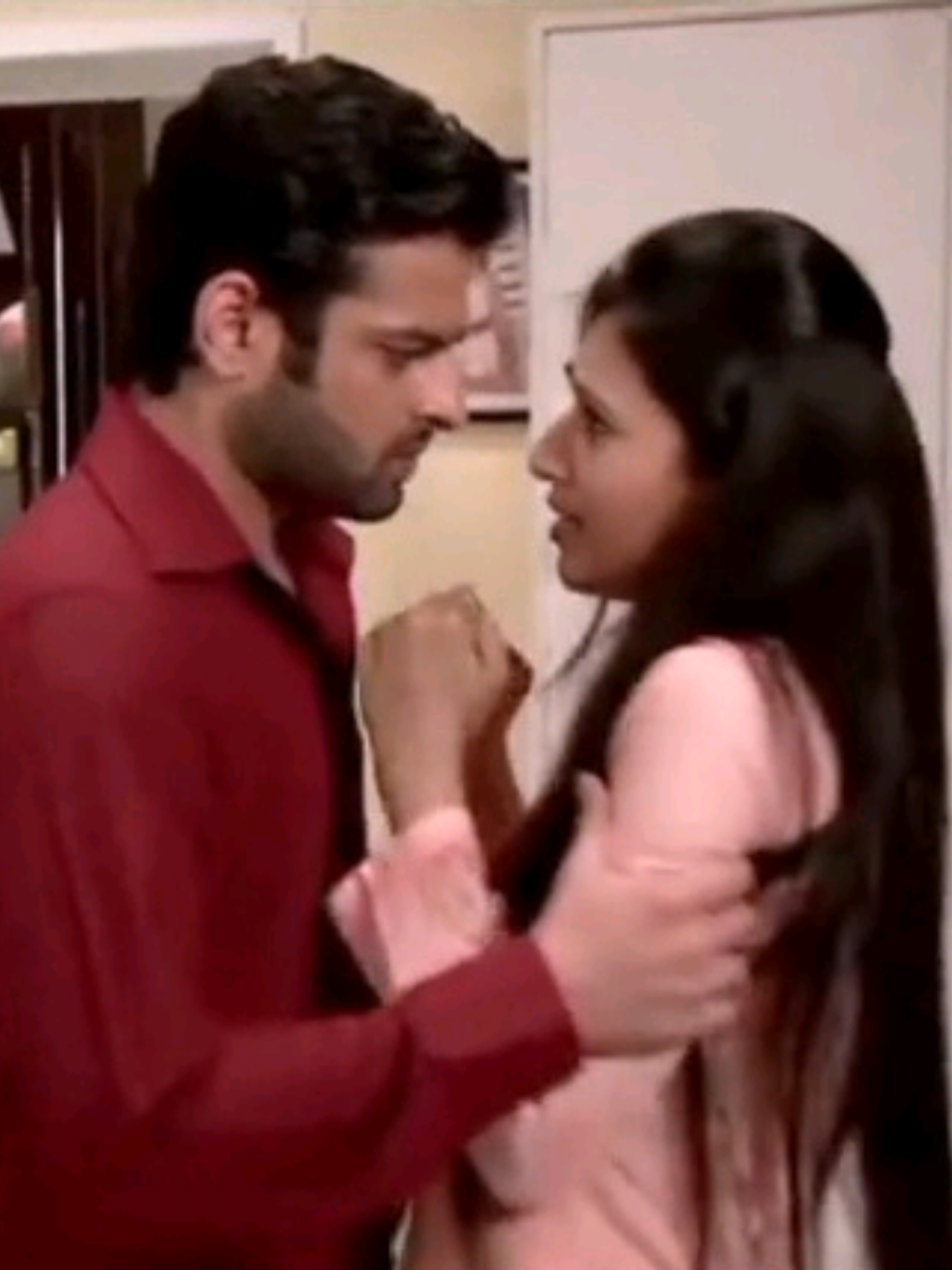 ME ADARAYAI EPISODE 137 රාමන් සාරිකාට යතුර දෙනවා. රමන් කියනවා ඉතින් මේක තමයි ඇත්ත කතාව, ඉෂිතගෙ ඇක්ටින් බලන්න, එයාට ඔස්කාර් සම්මානයක් දිනන්න පුළුවන්, ඒක කොච්චර ලොකු බොරුවක්ද කියලා.  සාරිකා එයාට ස්තූති කරලා යනවා. රමන් කියනවා මම මදුරාසියගෙ නයිට් එක ගුඩ් කරන්නම් කියලා.  රමන් කාමරේ ලගට ඇවිත් ඉෂිතා ඉන්නව දැකල කියනවා මම එයාගෙන්ම ඇත්ත අහගන්නම් කියලා. රමන් කෙනෙක් එක්ක කතා කරනවා වගේ රඟපාලා කියනව, නෑ මේක වෙන්න බෑ, මගේ කාර් එකට ඔයාගේ කාර් එකේ හැප්පෙන්න බෑ, කාර් එක මගේ බිල්ඩිමේමයි තිබුනෙ කියලා. ඉෂිතා මේක අහලා රමන්ට කියනවා කාටවත් කිසිම දෙයක් වුණේ නැහැ, එයා ඔයාව රවට්ටනවා කියලා. රමන් කියනවා මම පොලිසියට කතා කරන්නෙ, ඔයා කොහොමද කාවවත් හැප්පුන් නෑ කියල දන්නේ කියලා. ඉෂිතා කියනවා මම දන්නවා, මම ඔයාගේ කාර් එක එලෙව්වා, එයාගේ කාර් එකට සීරීමක් වුණේ නැහැ, ඔයාගේ කාර් එකට තටයි සීරීමක් වුනේ. රාමන් කියනවා ඔයා මගෙ කාර්  එක හැප්පුවා, මම ඔයාට ඒක ගන්න එපා කියලා කිව්වා කියල.  ඉෂිතා කියනවා ඒක ඉමජන්සි එකක් , මන් ටැක්සි එකක් ගන්න හැදුව බැරි උනා, මට ගොඩක් වෙලා ගිහින් තිබ්බේ , පපාකිව්ව මට ඔයාගෙකාර් එක අරන් යන්න කියල ඒකයි ම අරන් ගියෙ කියල..රමන් කියනව මම දන්නව මම ඔයාගේ බොරුව අල්ලගන්න මෙහෙම කරේ කියල. ඉෂූ කියනවා ඔයා මාව බය කළා කියලා. රමන් කියනවා ඔයාට බොරු කියන්න බැරි නම් ඔයා බොරු කියන්න එපා කියලා. ඉෂූ කියනවා මම කොහොමද ඇත්ත කියන්නේ, ඔයා මට බනිනවා නෙ ඒත් එහෙන උන එක හොඳයි මම කාර්මිකයා ළඟට ගියා, ගෆුර් මට ඒ මිනිහගේ නම්බර් එක දුන්නා, ඒ නිසා හැම දෙයක්ම වෙන්නේ හොඳට කියලා. රමන් කියනවා ඔයා ආයෙත් මගේ කාර් එක පාවිච්චි කළොත්....... කියක.. ඉෂිත කියනවා 