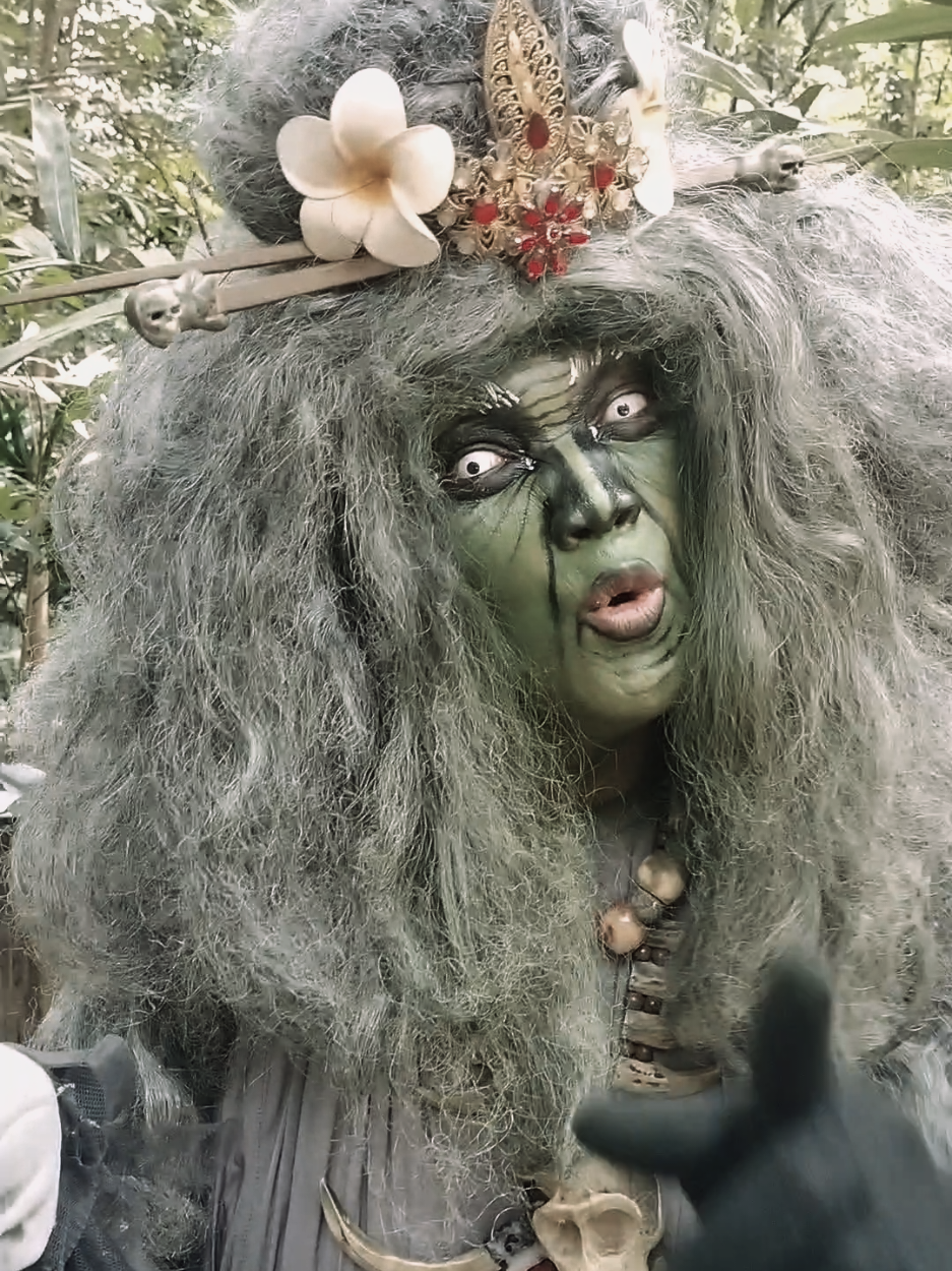 Mak Lampir berpesan jangan coba coba nyenengin bojone uwong itu berbahaya  #maklampir  #lipsing  #fypシ゚viral  #pasarwitwitan  #pasarwisatakuliner  #banyuwangi 