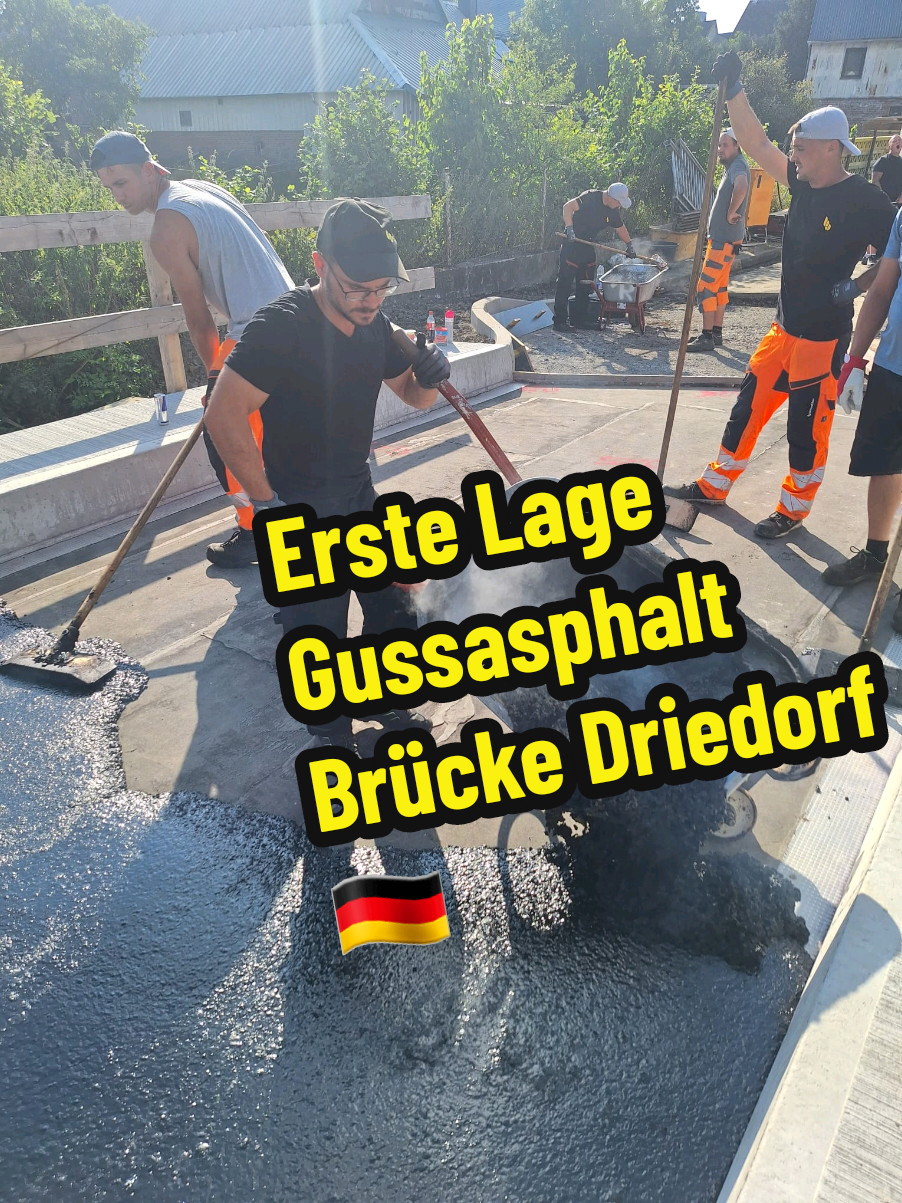Erste Lage Gussasphalt Schutzschicht. Brücke Driedorf🇩🇪 . #baustelle  #handwerk  #work  #worklife  #arbeit 