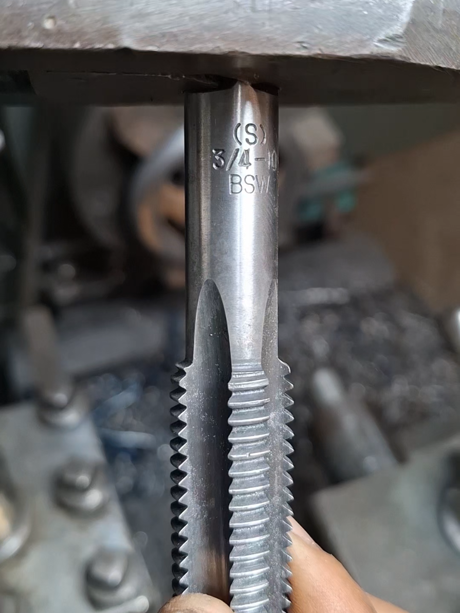 threads bit using on lathe mechanical #engineering #shorts #viral #foryou #lathe #technology #DIY #project #iron #threads #tools #turning 