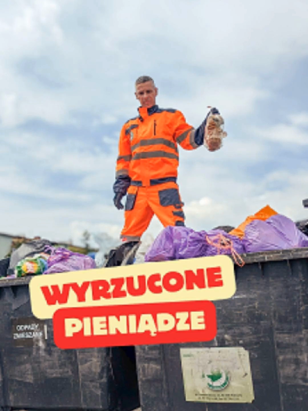 Ile pieniędzy ląduje w czarnym pojemniku? Więcej niż myślisz… 💸 Tylko z dwóch pojemników na odpady zmieszane udało się odzyskać ponad połowę śmieci – i to takich, które można było spokojnie wrzucić do kolorowych pojemników. Papier, plastik, szkło, bio… wszystko zmieszane jakby segregacja nie istniała. A przecież istnieje. I kosztuje. Bo za brak recyklingu płacimy wszyscy. Dosłownie. W formie kar, które gmina pokrywa z naszych wspólnych pieniędzy. Jeden przepełniony czarny pojemnik to nawet 300 zł tygodniowo. A teraz pomnóż to przez miesiące i ilość pojemników w całej gminie… robi się z tego całkiem pokaźna suma. I nie, nikt nie będzie za nas sortował śmieci. Bo to my decydujemy, gdzie trafi nasz odpad. To my mamy wpływ na to, czy coś wróci do obiegu, czy zasili górę nieposegregowanych śmieci. #segregacja #odpady #recykling #mniejsmieci #ekologicznie #czystagmina #odpowiedzialnosc #czarnypojemnik #smieci #zerowaste #edukacjaekologiczna #kleczew #gminakleczew