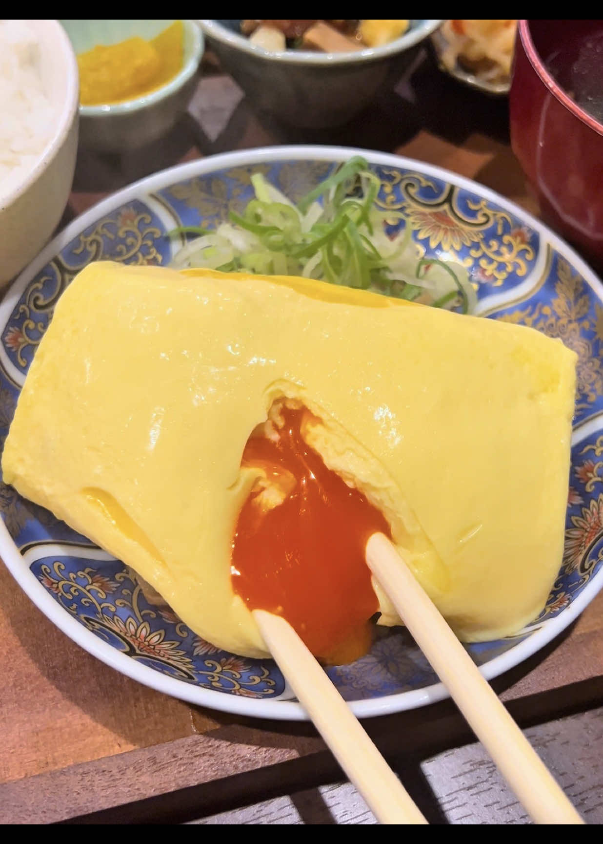 《半熟の卵黄が入っただし巻き玉子🥚(Rolled omelet with a soft-boiled egg yolk inside)》 【店名(StoreName)】	 月盗 【場所(Place)】 大阪府大阪市中央区徳井町1-4-10 イースタン船場ビル 1F 【メニュー(Menu)】 名物！だし巻きと牛しぐれ煮の定食 ¥1,000(税込) 【その他詳細(OtherInfomation)】 今日ご紹介するのは大阪にある「月盗」！ 名物のだし巻き玉子は、半熟の卵黄が中からとろりと溢れ出す驚きの一品！優しい出汁の風味と濃厚な卵黄が絶妙にマッチして絶品！ご飯大盛り無料で、小鉢やお造りにお味噌汁なども付いて1000円なのは、コスパも良すぎる！大阪のランチにぜひ行ってみて！ Today we’re introducing “Gettou,” a popular restaurant in Osaka! Their signature dish, the rolled omelet, surprises with a rich, soft-boiled egg yolk that oozes out from the center. The gentle dashi flavor perfectly complements the creamy yolk—an unforgettable combination! For just ¥1,000, you get a generous meal with free large rice, side dishes, sashimi, and miso soup—amazing value for lunch in Osaka! #japanesefood #大阪グルメ #大阪 #Osaka #日本旅行 #japantrip #egg #だし巻き玉子 #大阪ランチ