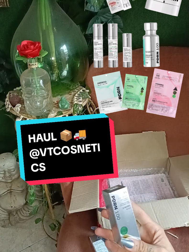 Today I'm unboxing a truly special gift package 🎁 from **VT COSMETICS** ✨ This haul is way more than just a skincare box... it's a true **RITUAL OF REBIRTH** 🔬💆‍♂️ Huge thanks to VT for this incredible selection 💖 It’s not just a gift… it’s the **KEY** to a complete cellular renewal journey: ✨ deep regeneration ✨ wrinkle reduction ✨ even skin tone ✨ plump and glowing skin ✨ refined texture day after day All these products are available on **YESSTYLE**, and with my REWARD CODE: **STAYCALMO25** you’ll get a discount on the entire VT line 🛍️ 📦 The products I received: 🔹 **Reedle Shot 100 / 300 / 700** 💉 Plant-based micro-needles and centella asiatica: stimulate cellular turnover, enhance active ingredient absorption, and deeply renew the skin ✨ 🔹 **PDRN Essence 100** 🌿 PDRN from wild Korean ginseng: boosts collagen 💧 regenerates skin, improves elasticity and tone 🔹 **PDRN Essence Stick Balm** 🧴 Compact glow stick for on-the-go touch-ups: intense hydration 💦 elasticity 💪 and barrier protection 🛡️ 🔹 **Lip Plumper Reedle Shot** 💋 Instant volume, visible plumping effect, fuller and more nourished lips 🌹 🔹 **Dressing Hydrogel Mask – PDRN** 😌 Soothing and regenerating mask: perfect for dull or stressed skin, delivers elasticity and deep hydration ✨ 🔹 **Dressing Hydro Gel Mask – Collagen (green + pink)** 🧬 Collagen + Reedle Shot technology: plumps, smooths, and evens the face with an instant lifting effect 💆‍♂️ 🌟 This haul is perfect for anyone ready to truly revolutionize their skincare routine 🌟 Thank you VT COSMETICS for  this divine skincare experience 😍 Oggi spacchetto un pacco regalo davvero speciale 🎁 firmato VT COSMETICS ✨ Un’haul che è molto più di una semplice box skincare... è un vero RITUALE DI RINASCITA 🔬💆‍♂️ Grazie di cuore a VT per questa selezione incredibile 💖 Non è solo un regalo… è la CHIAVE per un percorso di rinnovamento cellulare completo: ✨ rigenerazione profonda ✨ eliminazione delle rughe ✨ tono uniforme ✨ pelle rimpolpata e luminosa ✨ texture affinata giorno dopo giorno Tutti questi prodotti sono acquistabili su YESSTYLE, e con il mio CODICE PREMIO: STAYCALMO25 avrete uno sconto su tutta la linea VT 🛍️ 📦 I prodotti che ho ricevuto: 🔹 Reedle Shot 100 / 300 / 700 💉 Micro-aghi vegetali e centella asiatica: stimolano il turnover cellulare, migliorano l’assorbimento degli attivi, rinnovano la pelle in profondità ✨ 🔹 PDRN Essence 100 🌿 PDRN da ginseng selvatico coreano: stimola collagene 💧 rigenera la pelle, migliora elasticità e tono 🔹 PDRN Essence Stick Balm 🧴 Stick glow compatto per ritocchi on-the-go: idratazione intensa 💦 elasticità 💪 e protezione barriera 🛡️ 🔹 Lip Plumper Reedle Shot 💋 Volume istantaneo, effetto rimpolpante visibile, labbra più piene e nutrite 🌹 🔹 Dressing Hydrogel Mask – PDRN 😌 Maschera lenitiva e rigenerante: perfetta per pelle spenta o stressata, dona elasticità e idratazione profonda ✨ 🔹 Dressing Hydro Gel Mask – Collagen (verde + rosa) 🧬 Collagene + tecnologia Reedle Shot: rimpolpano, levigano e uniformano il viso con effetto lifting immediato 💆‍♂️ 🌟 Questo haul è una bomba per chi vuole rivoluzionare davvero la propria skincare 🌟 Grazie VT COSMETICS per questa skincare experience divina 😍 @VT Cosmetics US @VT COSMETICS Influencers @YesStyle @YesStyleInfluencers  #vtcosmetics #skincarekorea #kbeautyitalia #reedleshot #pdrn #collagenmask #stickglow #lipplumper #turnovercellulare #antiage #GlowUp #skincarehaul #yesstyleitalia #codicescontoyesstyle  #skincareroutine #skinrenew  al #centellaasiatica #CellularRenewal  #KBeautyTransformation  #GlassSkinJourney  #AntiAgingRoutine  #GlowFromWithin #eliminazionerughe  #SkincareCoreana #KBeautyItalia #RoutineGiorno #RoutineNotte #YesStyle #yesstyleinfluencers #ugc  #yesstyleinfluencer #yesstylecodes #SkincareTikTok #KBeautyTips #STAYCALMO25 #ugccontentcreator #ugccreator #ugcitalia #PellePerfetta #StayCalmoSkinCare #StayCalmoUgc #SkincareRoutine #BeautyRoutine #yesstyleugc  #ugcitalia #haul #haulugc #ugchaul  #Skincareestiva 