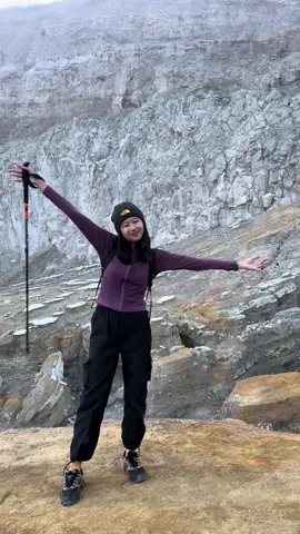 Pokoknya indah banget! Walaupun aku masih remed karena gabisa liat blue fire (karena macet turun kebawah, sampe2 udah mau terang+nafas udah engap. Tapi bersyukur bisa sampai atas liat kawah secantik itu🥹 Pokoknya janji bakal balik lagi🫶🏻