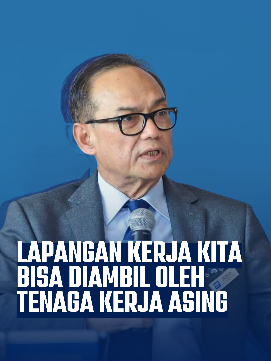 Lapangan kerja kita bisa diambil oleh tenaga kerja asing! Suryo Bambang Sulisto adalah figur yang tidak asing dalam dunia bisnis Indonesia. Namanya mencuat saat menjabat Ketua Umum Kamar Dagang dan Industri (Kadin) Indonesia periode 2010–2015, menggantikan Muhammad S. Hidayat yang saat itu diangkat menjadi Menteri Perindustrian. Di bawah kepemimpinannya, Kadin menekankan pentingnya peran swasta dalam mendorong pertumbuhan ekonomi nasional, khususnya sektor industri dan perdagangan. Namun kiprah Suryo tak hanya sebatas organisasi pengusaha. Ia juga dikenal sebagai pendiri PT Satmarindo Group, perusahaan yang bergerak di sektor pertambangan, energi, dan perdagangan. Jejak kariernya mencerminkan perpaduan antara prinsip dan pragmatisme: ia tidak menjadikan politik sebagai kendaraan utama, meskipun sempat aktif di Partai. Dalam pandangannya, pembangunan ekonomi tidak bisa dilepaskan dari kualitas sumber daya manusia. “Kalau kita jujur, kita harus akui lulusan-lulusan universitas kita masih kalah dari Singapura, Malaysia, Korea, Jepang,” ungkap Suryo dalam sebuah wawancara. Ia menekankan perlunya Indonesia berani melihat ke dalam dan mengakui kekurangan sistem pendidikan nasional. Salah satu solusinya, menurutnya, adalah dengan mengimpor guru, profesor, atau ilmuwan kelas dunia agar kualitas lulusan perguruan tinggi Indonesia bisa bersaing di tingkat global. Suryo juga mengingatkan bahwa tanpa peningkatan signifikan dalam kualitas pendidikan, Indonesia hanya akan menjadi sasaran pasar dan kehilangan lapangan kerja bagi tenaga kerja asing yang lebih siap. Karena itu, ia mendorong agar pemerintah dan sektor swasta serius membenahi sistem pendidikan, bukan hanya infrastruktur, tetapi juga kualitas pengajarnya. #sosokbisnis #lapangankerja #lowongankerja #suryobambang #kadin
