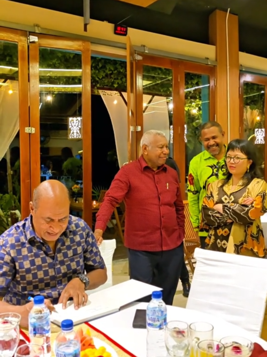 Bapak Gubernur Drs.Dominggus Mandacan M,Si dan bapak Wakil Gubernur Mohamad Lakotani SH.M,Si menandatangani permohonan pembangunan Sekolah Garuda di Papua Barat kepada Pemerintah Pusat yang di wakili oleh Wamendiktisaintek Prof.Stella Christy P,hD #MohamadLakotani #AbangMola #WagubPapuaBarat #PemimpinPapuaBarat #AbangMolaMenginspirasi 
