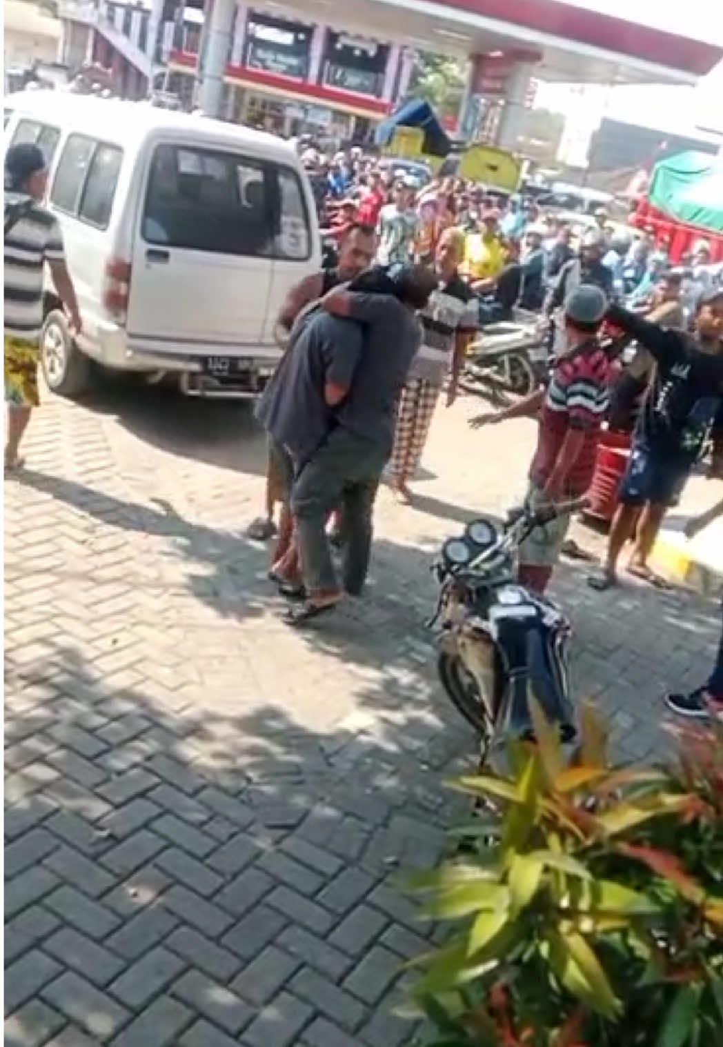 Perkelahian antrian BBM Pecoro jember #agungbudimanjember #jembertiktok #jemberviral #jember24jam #jemberasik #fypシ #fyp #antribbm #pertamina#jemberhariini #gumitir 