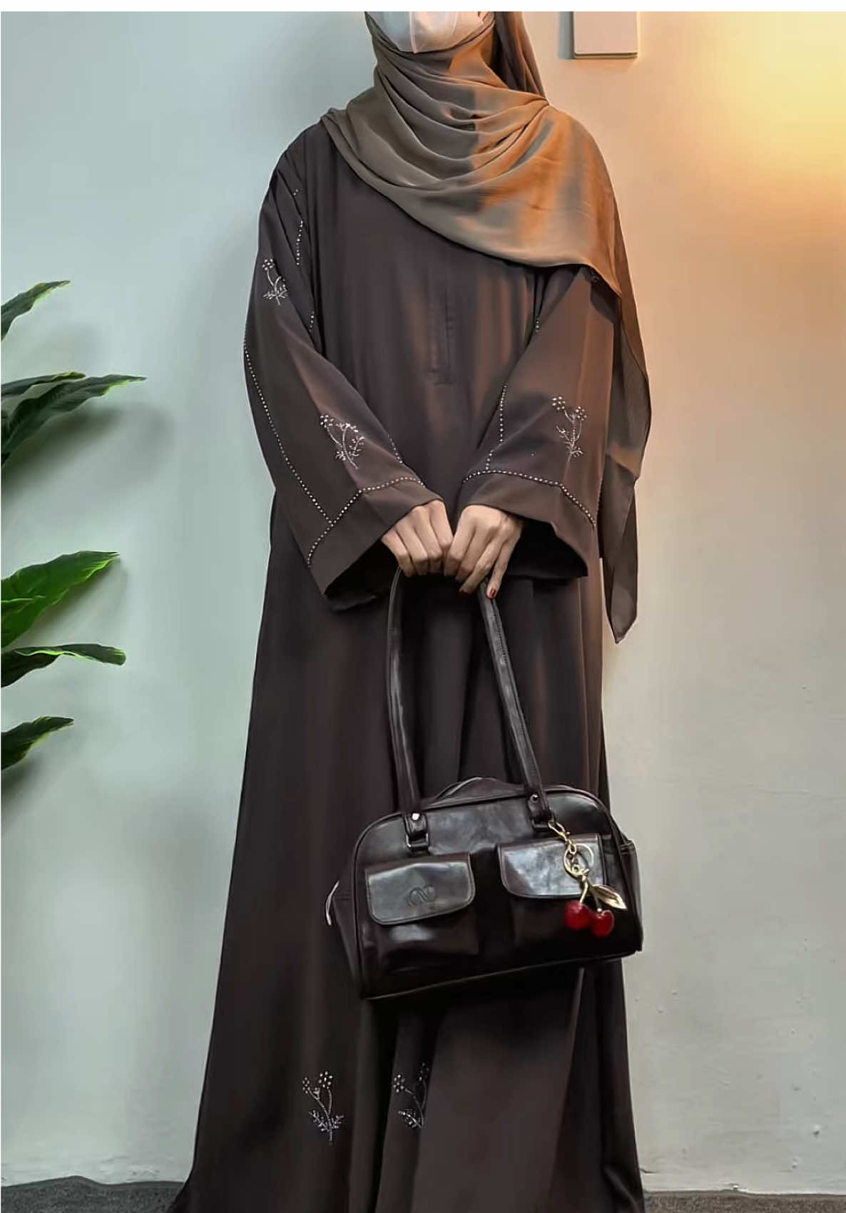 masyaAllah Abaya nayraaa mahogany nya anggun bangett 😭🤎 warna nya ga pasaran look nya cantik anggun ༘⋆✿ #modalkontendoang #outfitinspo #fitcheck #abayastyle 
