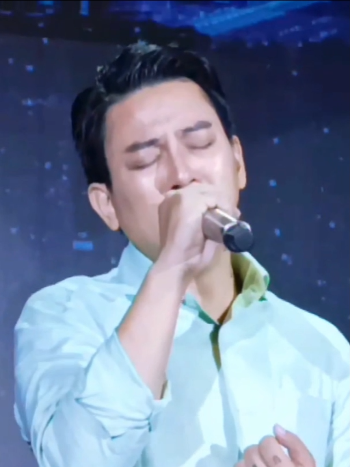 Hoài niệm là 1 mê cung vô vọng ... Nay dc nghe ng hay nhậu hát bài này, đúng là xuất sắc  #hoailam #casihoailam #nhactamtrang #nhacbuon #ballad #anhsayroi