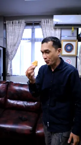 Assalamu’alaikum 🙏🏻 Masih jam begawi padahal tapi bebuhannya nih behimat banar bememakan, dasar bujur kada seapa ditagur lawan Ibu @Hj. Ananda 😆.  Tapi Mimin akui dasar bujur habis begawian nih parut lapar, untung  ada @tahubakso_mamah.alfa gasan mengganjal ✨🫰🏻.  Nih Mimin memadahi ja lah, tahu baksonya nih liwar nyaman, daging ayamnya padat, teksturnya krenyes diluar empuk di dalam, nyam nyam 😋.  Kita dukung tarus UMKM Kota Banjarmasin lah gais gasan Banjarmasin Maju Sejahtera.