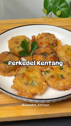 Niatnya bikin buat stok di kulkas, eh baru mateng malah udah abis dicemilin Pak Suami & anak-anak😂 Bahan : - 500 gr Kentang - ⁠1 sachet Desaku Bawang Putih Bubuk - ⁠1 sdm Bawang Goreng - ⁠1 Batang Sledri - ⁠1 sdt Garam - ⁠1/2 sdt Ladaku Merica Bubuk #perkedelkentang_satset #resepsatset_rudy #perkedel #masakansimple #serunyaditiktok 