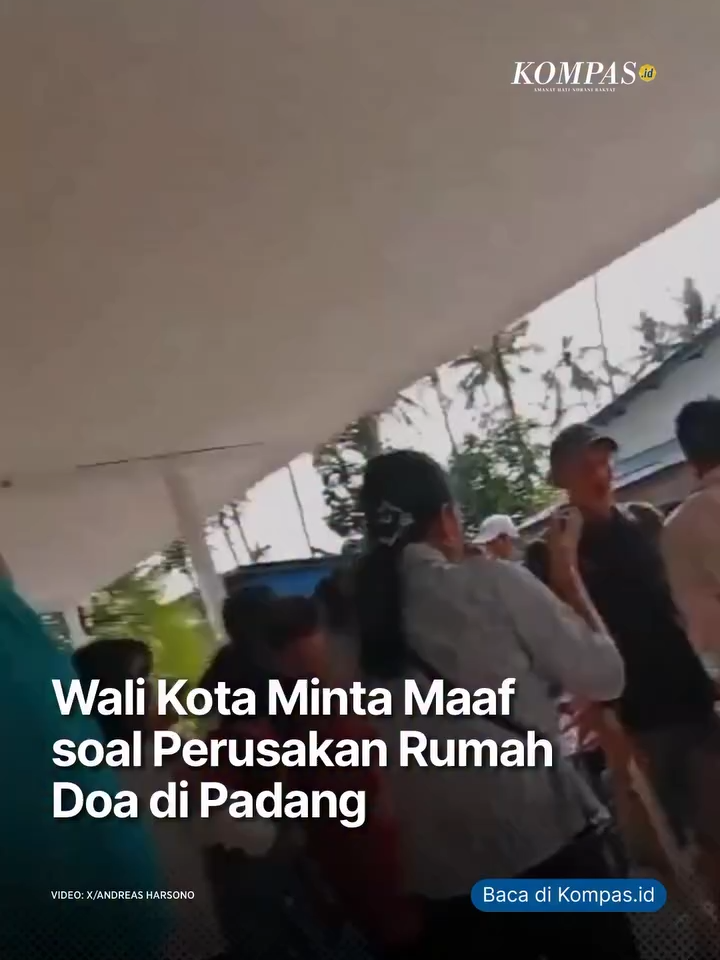 Wali Kota Padang Fadly Amran meminta maaf atas insiden perusakan rumah doa jemaat Gereja Kristen Setia Indonesia (GKSI) Anugerah Padang yang mengorbankan dua anak terluka. Fadly pun memastikan timnya akan mengawal pembinaan dan pendidikan agama Kristen bagi anak-anak sekolah di rumah doa tersebut berjalan aman. Hingga Senin (28/7/2025), rumah doa yang dirusak itu telah dibersihkan dari puing-puing. Garis kuning polisi juga telah dibuka. ”Pemerintah Kota Padang meminta maaf kepada keluarga (jemaat) yang hari ini terluka perasaan, jiwa, dan raganya atas insiden ini,” katanya. Fadly menegaskan bahwa jemaat dapat melanjutkan aktivitas pembinaan dan pendidikan bagi anak-anak sekolah di rumah doa itu. Pemkot akan mengawalnya. Pemkot juga akan menurunkan dinas sosial untuk memberikan pendampingan psikologis kepada anak-anak. ”Kami akan hadir, tadi kami sampaikan, silakan melanjutkan. Tentunya akan kami kawal dari kelurahan,” kata Fadly. Sahabat Kompas bisa baca artikel selengkapnya di Kompas.id. #Kompasid #AdadiKompas #Padang #FadlyAmran