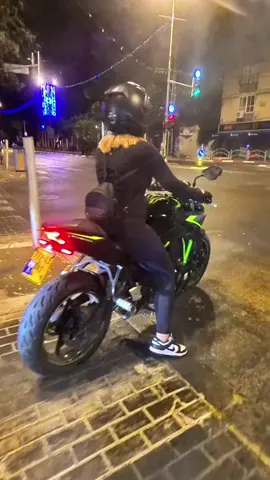 בכל קבוצת אופנוענים יש את הבחורה שמתעללים בה @miss_z650 