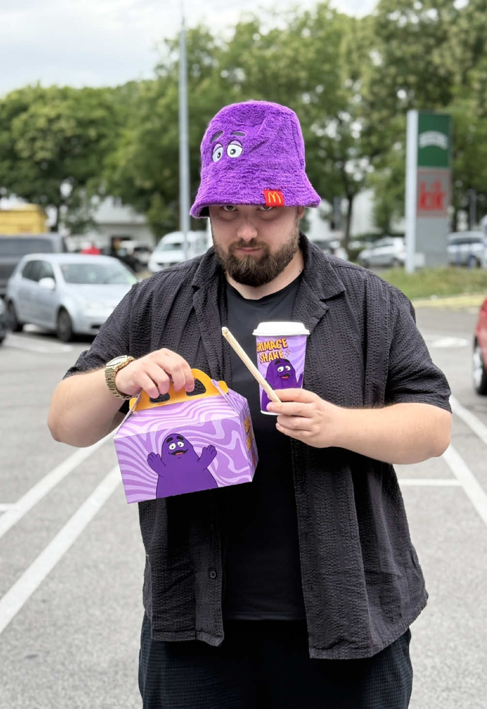POV: Du holst dir die neue Grimace Mütze bei Mc Donalds😍 Was als Nächstes @mcdonaldsaustria ?😍 Willst Du eine haben? Follow Like Kommentiere und teile das Video🫶 #grimace #mcdonald #grimaceshake #mcdonaldshacks #mcdonaldssecrets #mcdonaldsmeme 