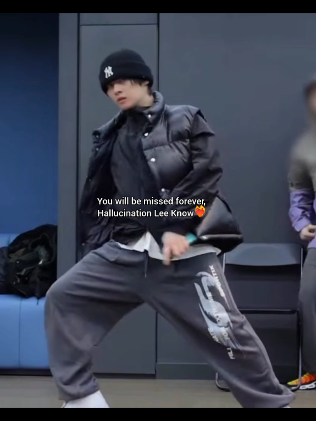 It's hot there either w 0 or 4 layers of clothes #leeknow #straykids #skz #halluciantion 