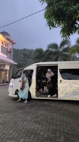 Menghadap kepada yg memberi rezeki 😇 #travel #sewahiaceciamis #storywa #hiaceciamis #drivermuda #storydriver #rentalhiace #fypシ #hiaceindonesia #pariwisata #soundviral #sholawat #katakata 